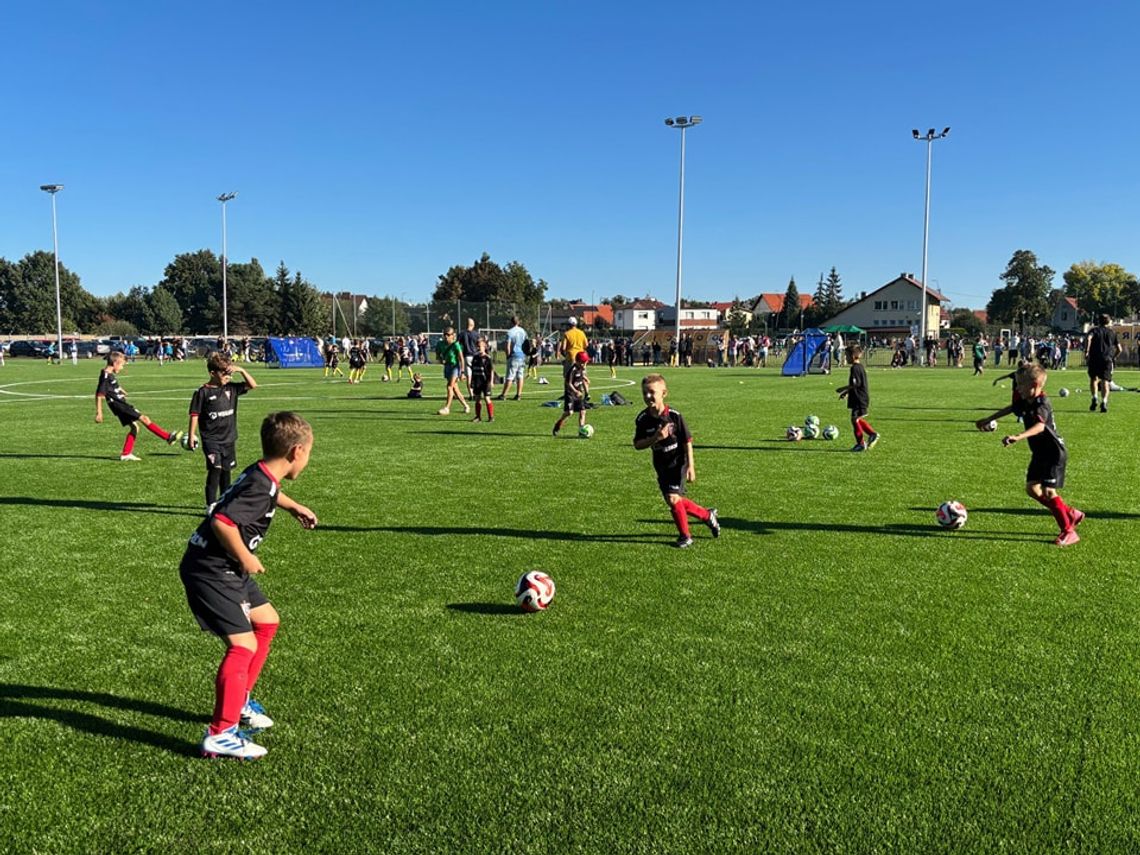 Młodzi piłkarze rywalizowali w duchu fair play na stadionie im. Tadeusza Waligóry. ZDJĘCIA