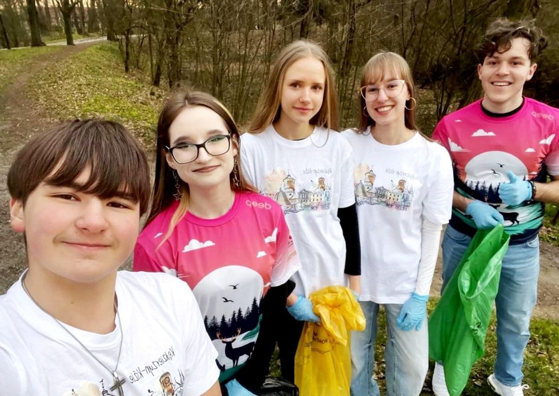 Młodzi radni już sprzątają. Ruszyły wiosenne porządki. ZDJĘCIA