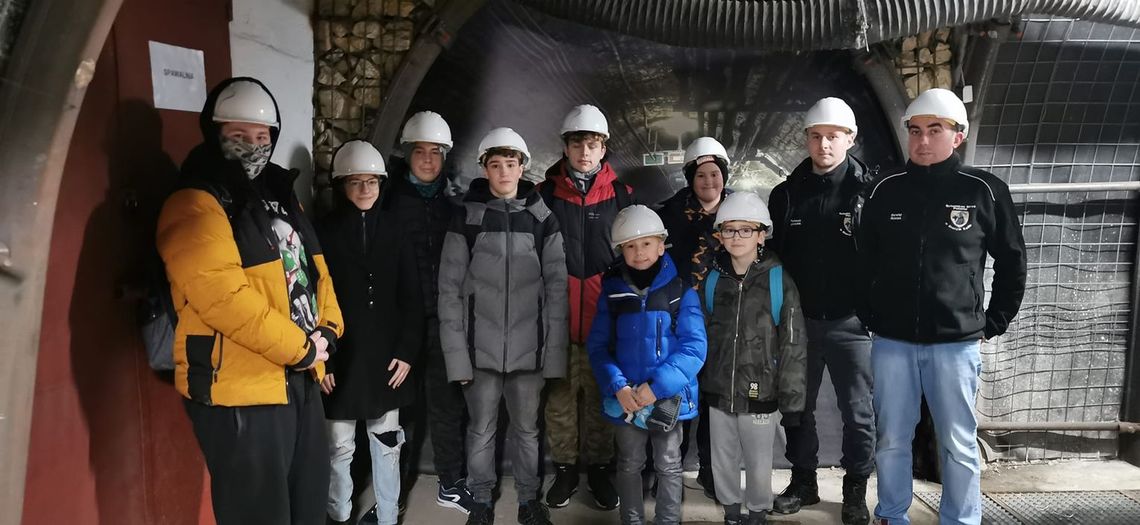 Młodzi strażacy szkolili się z ratownikami górniczymi. ZDJĘCIA Młodzi strażacy szkolili się z ratownikami górniczymi. ZDJĘCIA