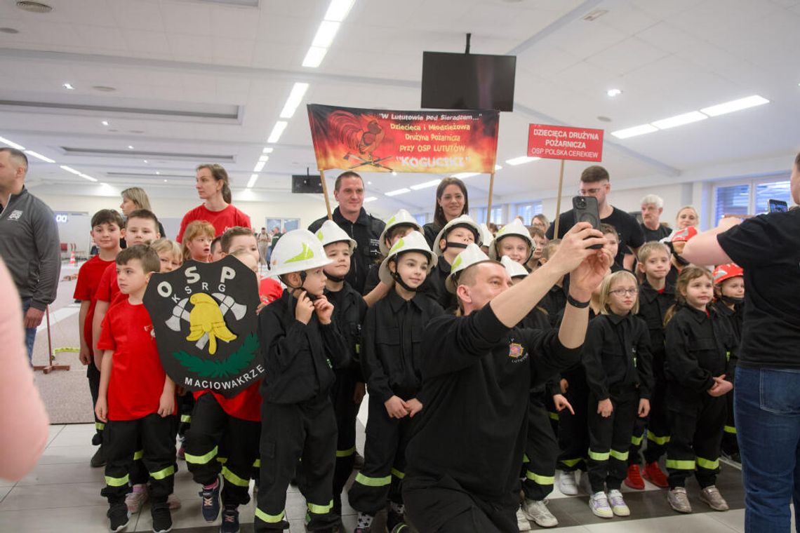 Młodzi strażacy w akcji – emocjonujące zawody w Zakrzowie. ZDJĘCIA