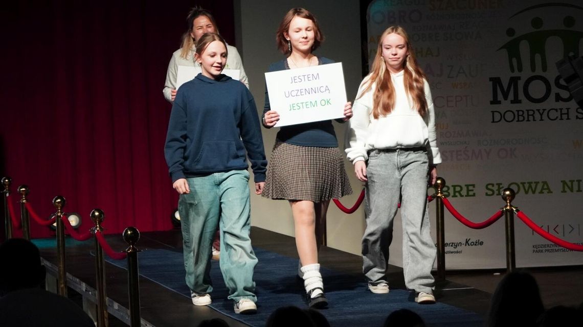 Młodzież Kędzierzyna-Koźla zbudowała „Most dobrych słów”