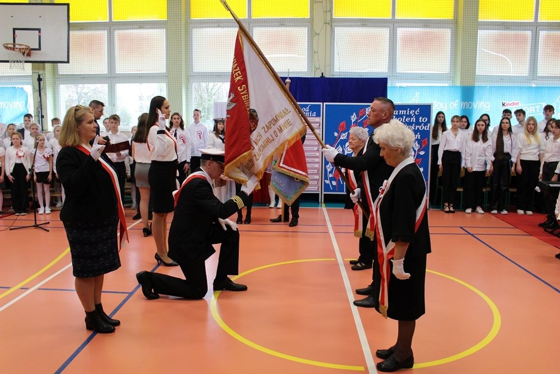 Młodzież została opiekunem sztandaru Związku Sybiraków