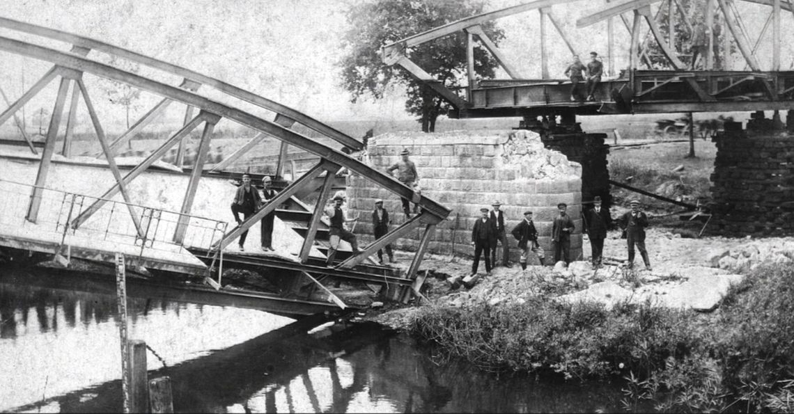 Most, a właściwie mosty, które znajdowały się w tym miejscu, były dwa razy wysadzane. VIDEO