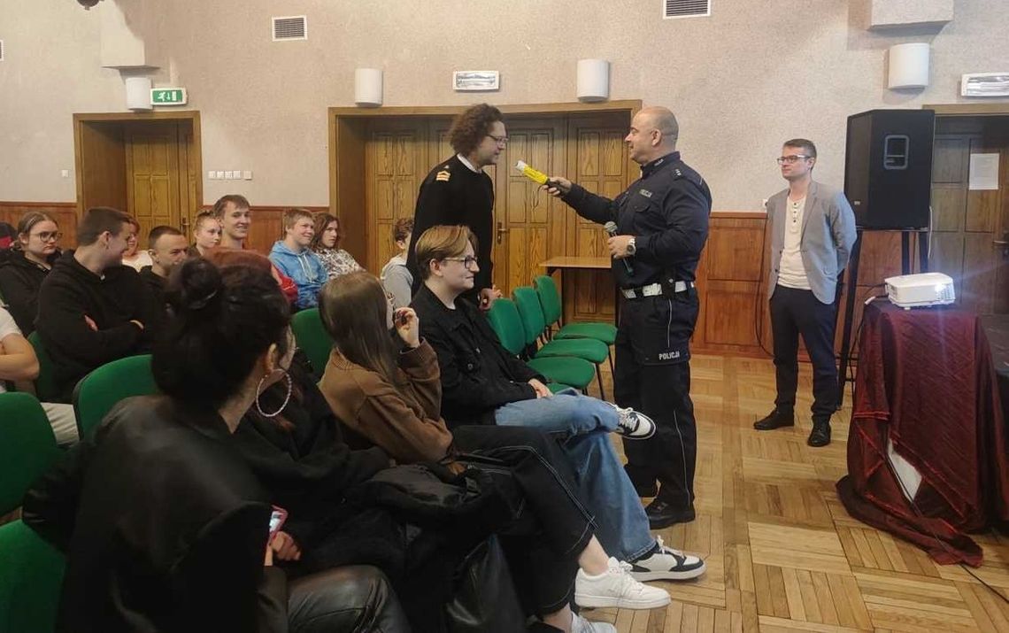 Mundurowi z młodzieżą dyskutowali o bezpieczeństwie
