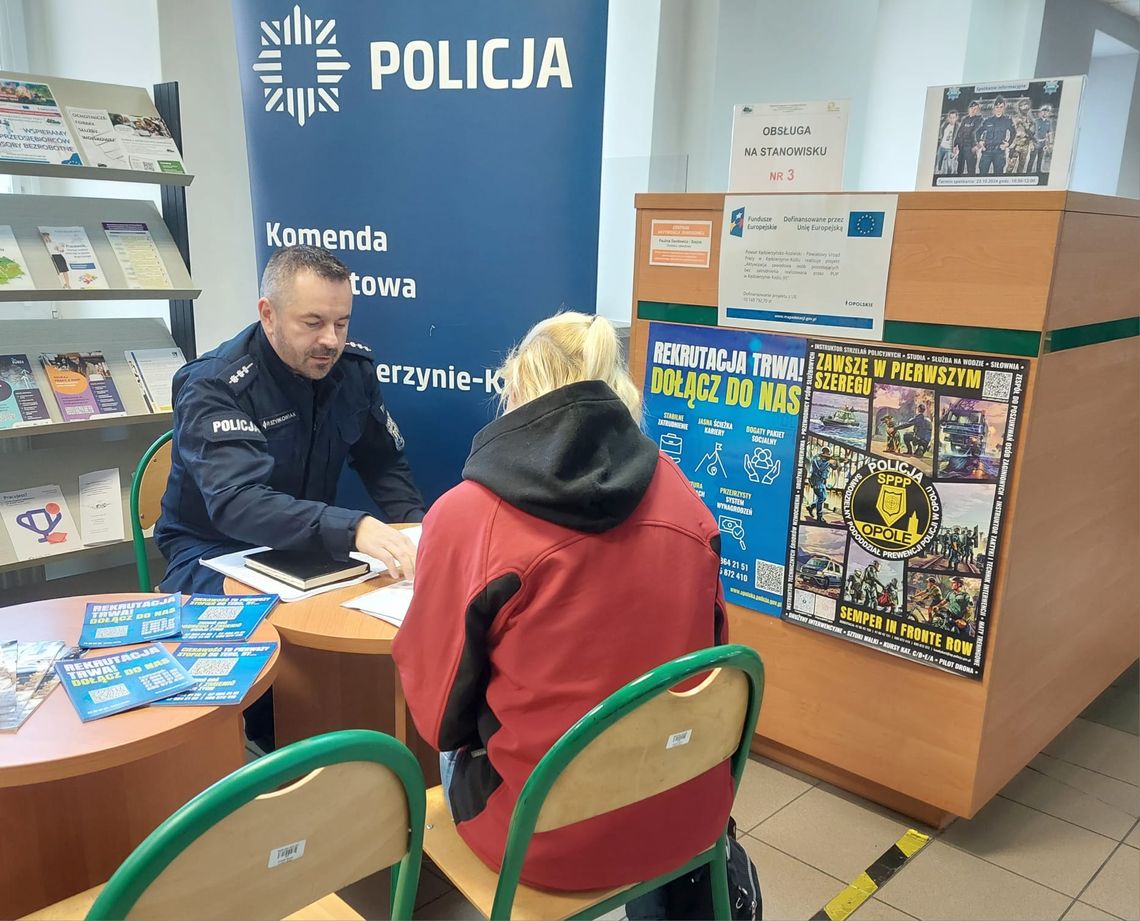 Mundurowi zachęcają do pracy w policji podczas wizyty w kędzierzyńsko-kozielskim pośredniaku