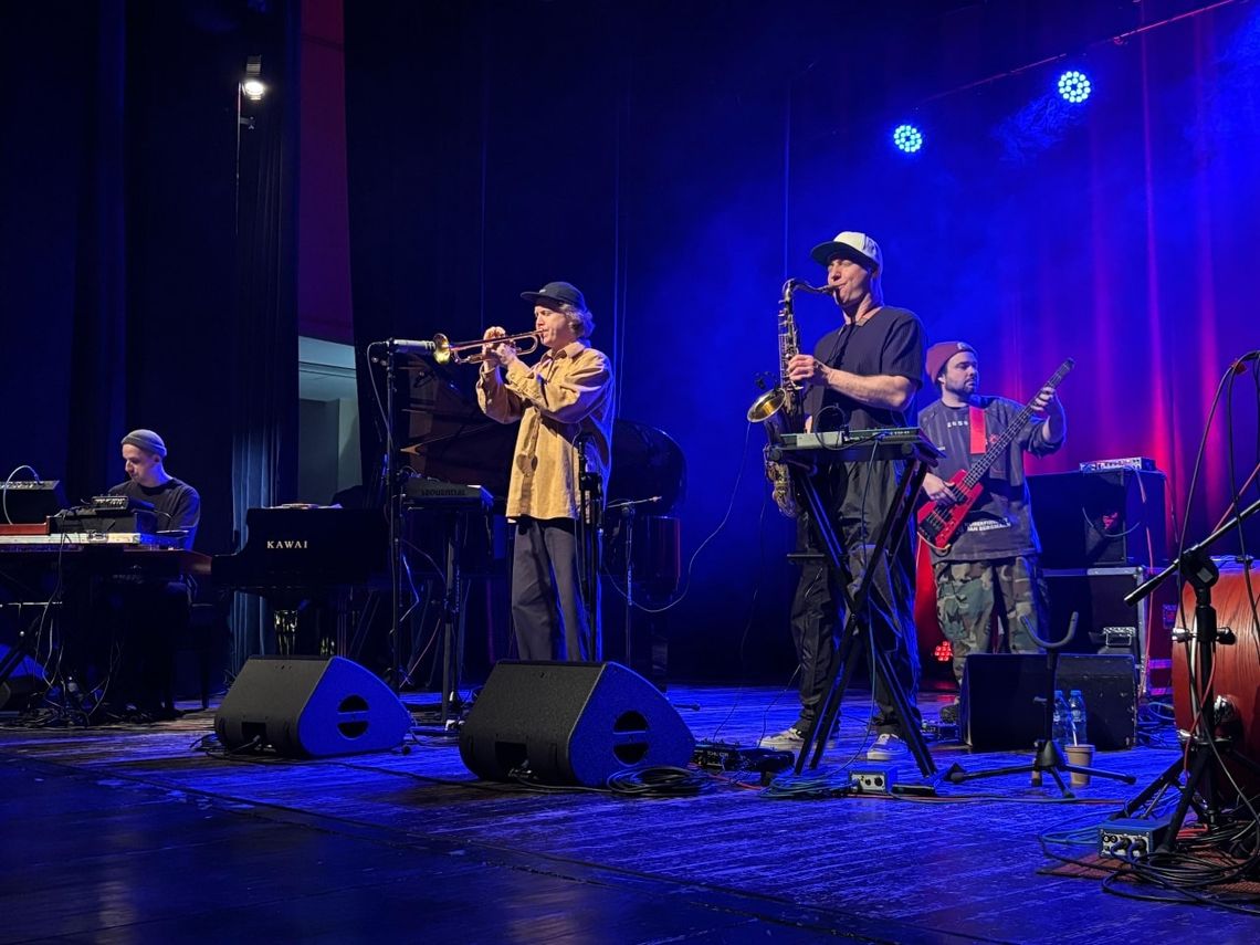 Na deskach Domu Kultury „Chemik” wystąpił zespół EABS. ZDJĘCIA Na deskach Domu Kultury „Chemik” wystąpił zespół EABS. ZDJĘCIA