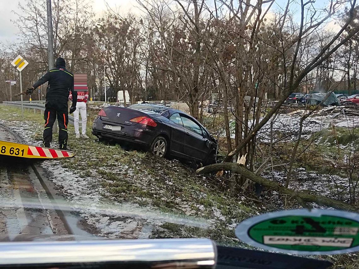 Na drogach zrobiło się znowu ślisko. Służby apelują o ostrożność