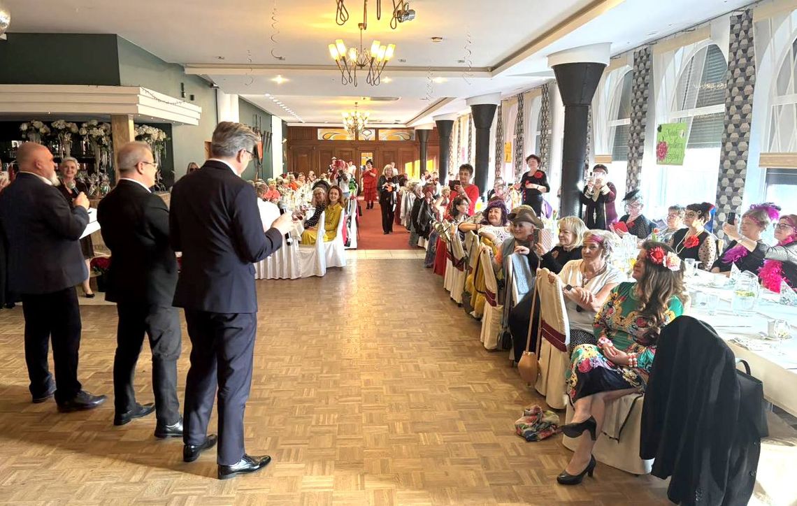 Na Dzień Kobiet seniorki z Kędzierzyna-Koźla otrzymały kwiaty i muzyczne życzenia. ZDJĘCIA