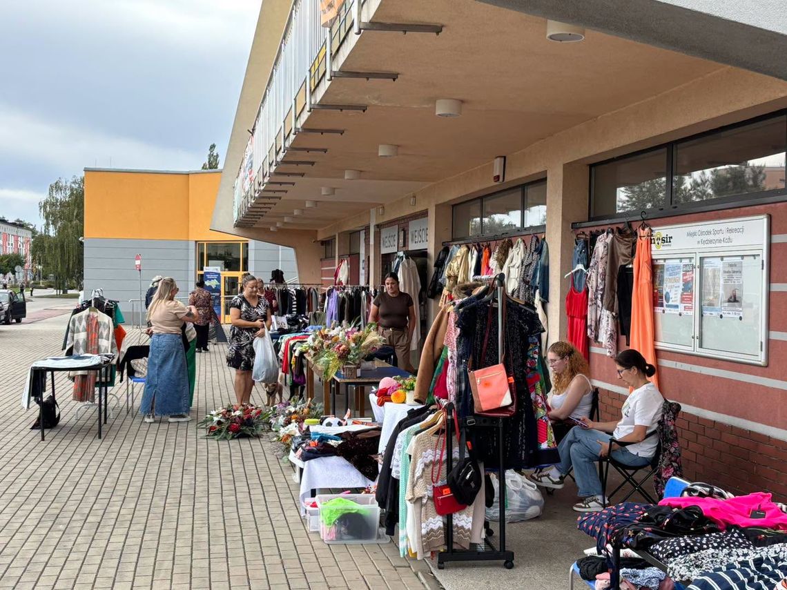 Na kiermaszu „Kop...ciuszek” zaroiło się od stoisk z modą z drugiej ręki. ZDJĘCIA Na kiermaszu „Kop...ciuszek” zaroiło się od stoisk z modą z drugiej ręki. ZDJĘCIA