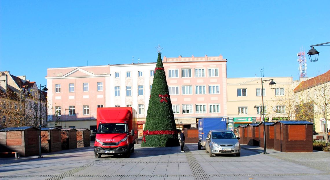 Na kozielskim rynku czuć świąteczną atmosferę. Już w piątek tradycyjny Jarmark Bożonarodzeniowy. ZDJĘCIA Na kozielskim rynku czuć świąteczną atmosferę. Już w piątek tradycyjny Jarmark Bożonarodzeniowy. ZDJĘCIA