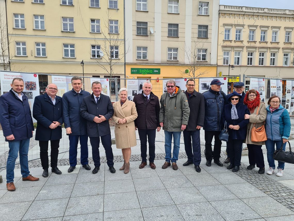 Na kozielskim rynku otwarto wystawę poświęconą historii Senatu