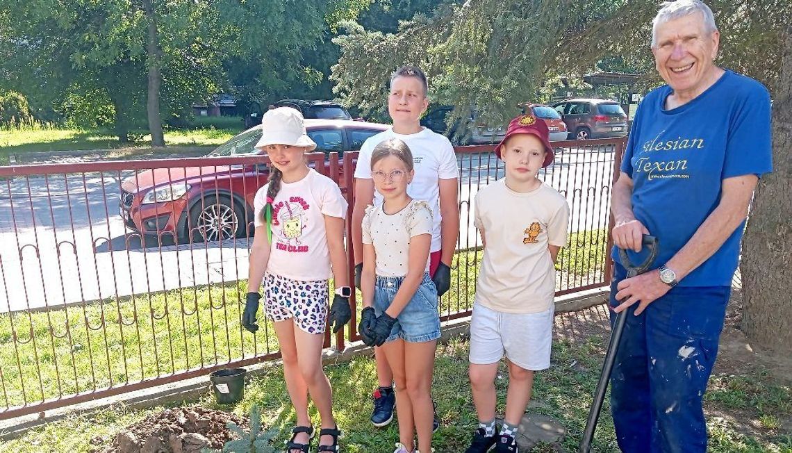 Na pamiątkę ukończenia PSP nr 20 uczniowie posadzili symboliczne drzewka. ZDJĘCIA