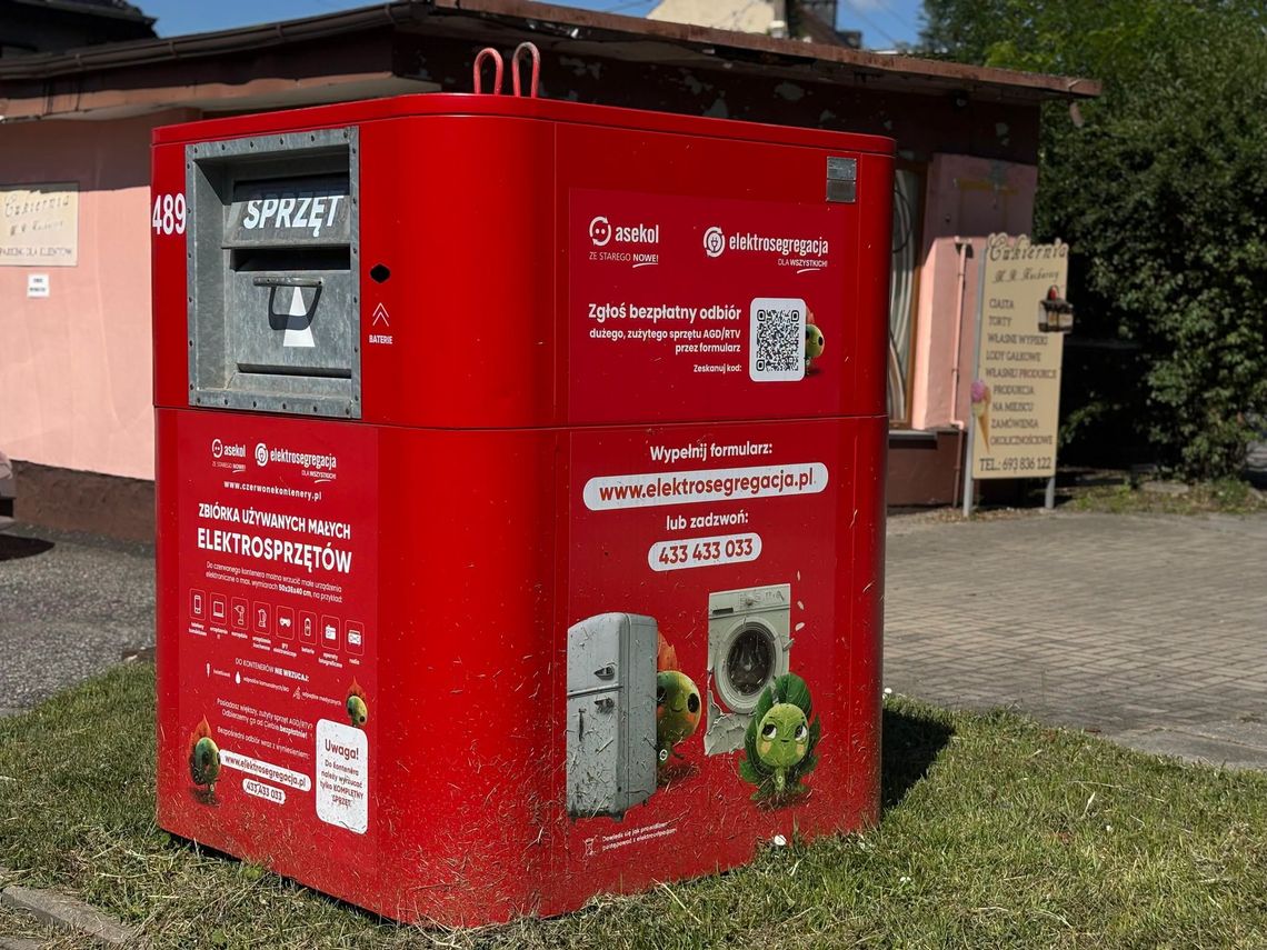 Na prośbę mieszkańców czerwony pojemnik został przeniesiony w nowe miejsce Na prośbę mieszkańców czerwony pojemnik został przeniesiony w nowe miejsce