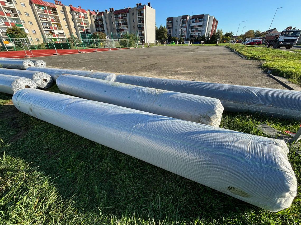 Na terenie miasta powstanie kolejny kompleks sportowy. Właśnie dotarł transport ze sztuczną trawą