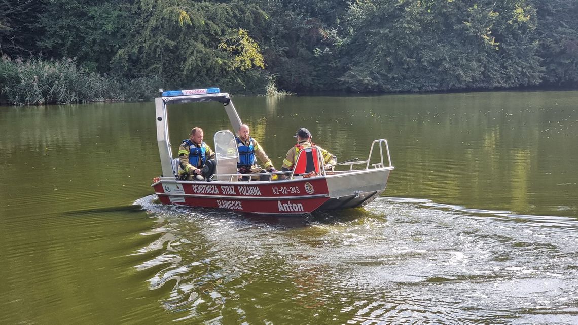 Na wodzie unosił się film. Interweniowali strażacy