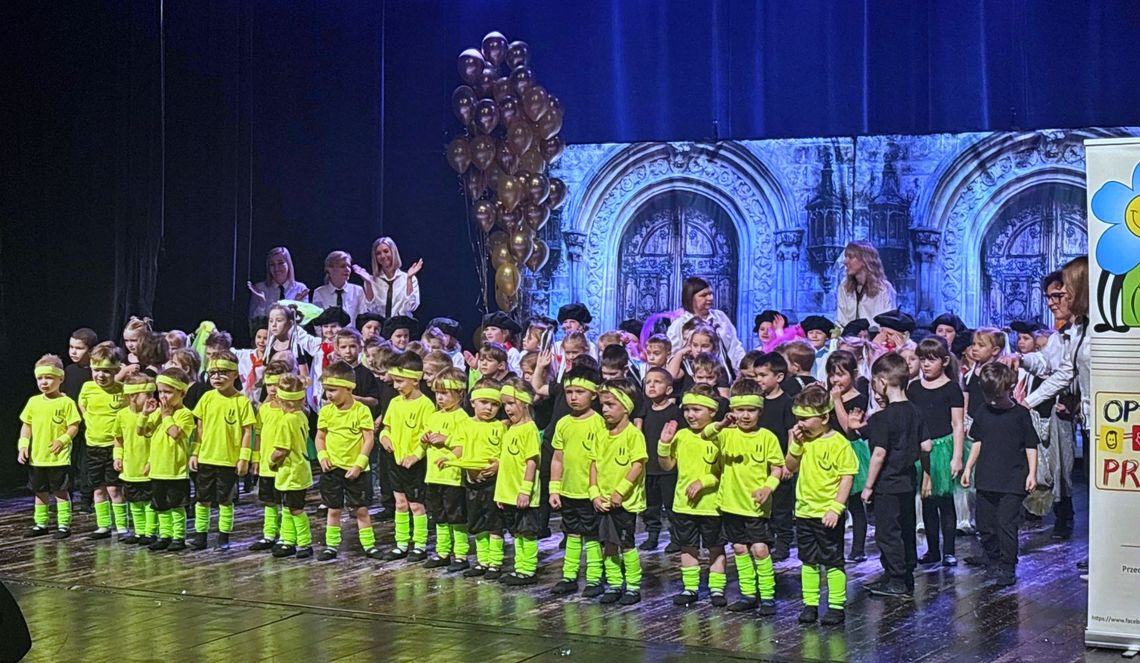 Małe gwiazdy z Akademii Szczęśliwego Dziecka na dużej scenie Małe gwiazdy z Akademii Szczęśliwego Dziecka na dużej scenie