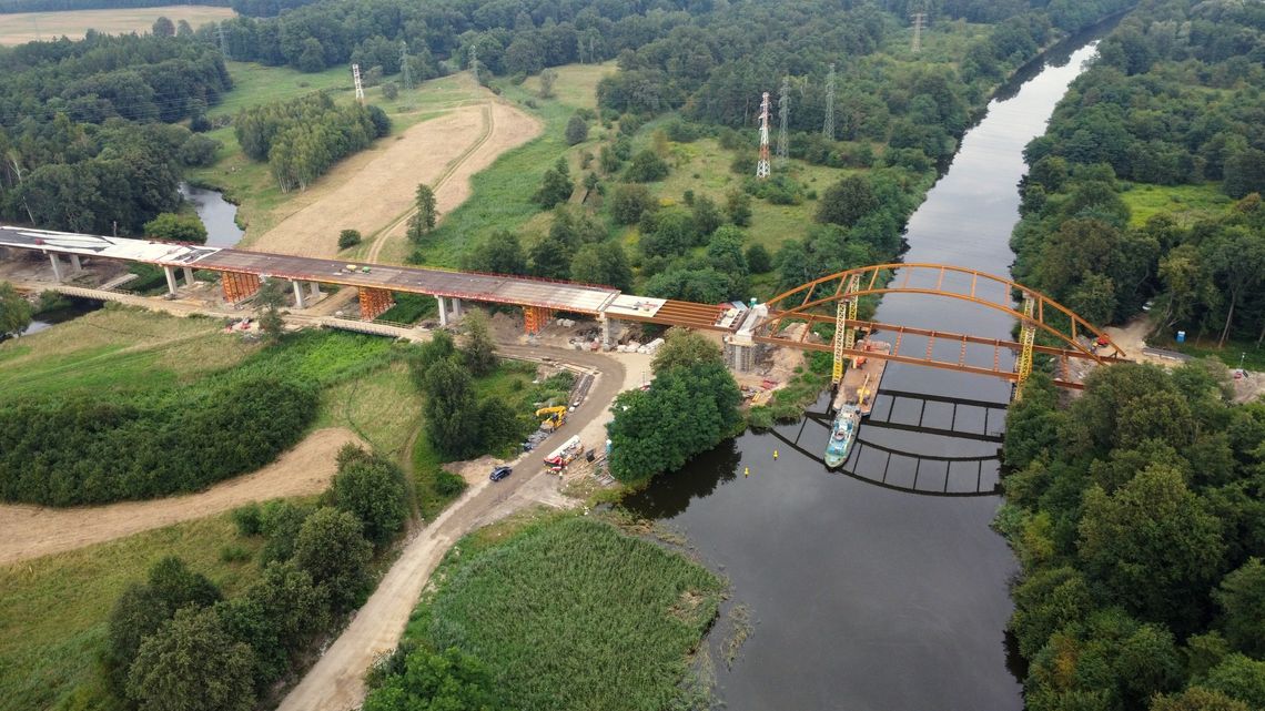 Nad Kanałem Gliwickim i Kłodnicą widać już konstrukcję nowego mostu. ZDJĘCIA