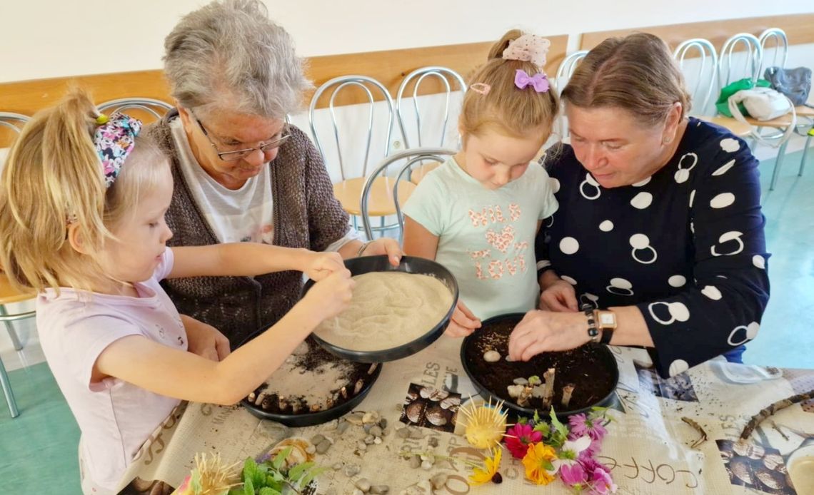 Najlepsza integracja międzypokoleniowa. Babcie i wnuki w jednej pracowni Najlepsza integracja międzypokoleniowa. Babcie i wnuki w jednej pracowni