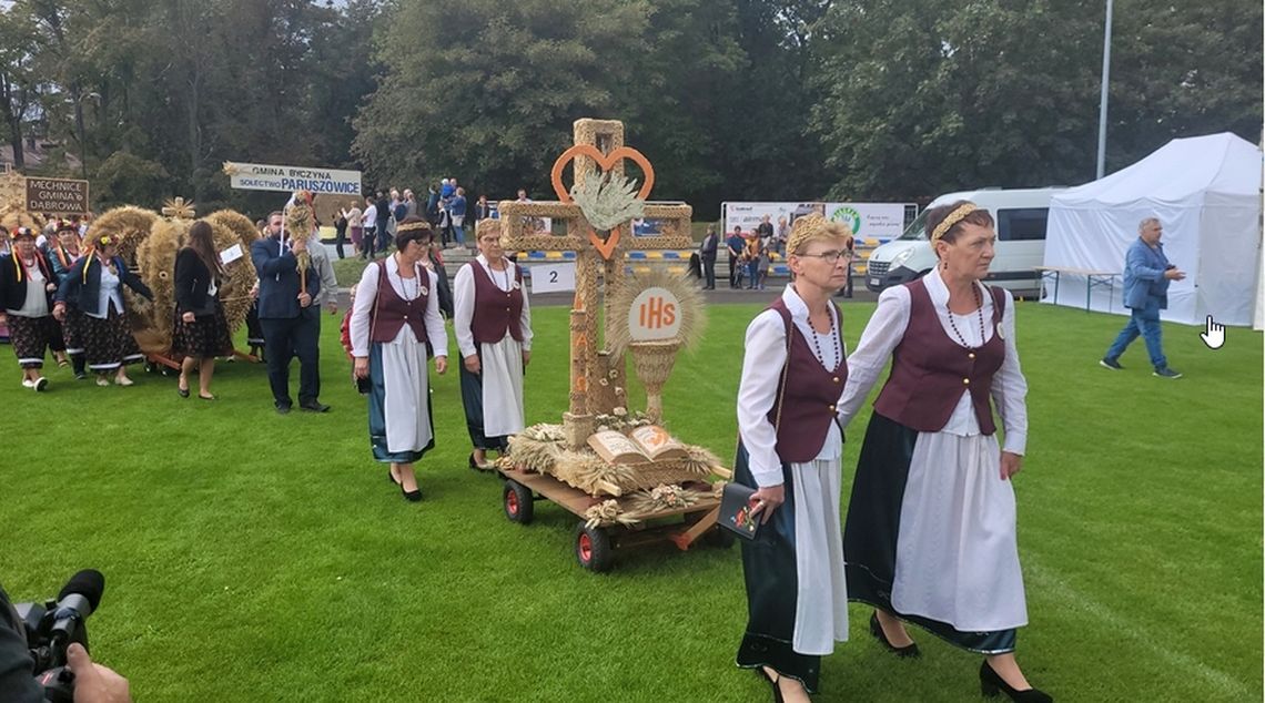 Najpiękniejsze korony i prace plastyczne dożynek wojewódzkich. Wśród nich dzieło z Brzeziec