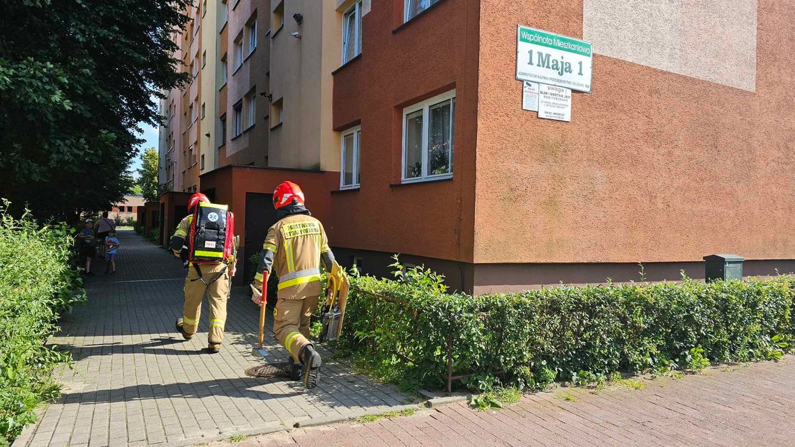 Nastolatek zabarykadował się w mieszkaniu. interweniowały służby