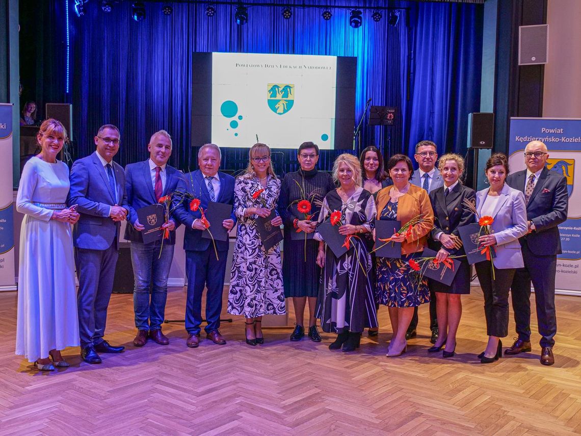 Nauczyciele i dyrektorzy szkół docenieni i odznaczeni za ciężką pracę Nauczyciele i dyrektorzy szkół docenieni i odznaczeni za ciężką pracę