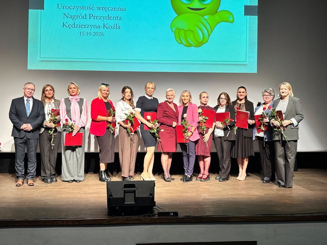 Nauczyciele z biało-czerwonym paskiem. ZDJĘCIA Nauczyciele z biało-czerwonym paskiem. ZDJĘCIA
