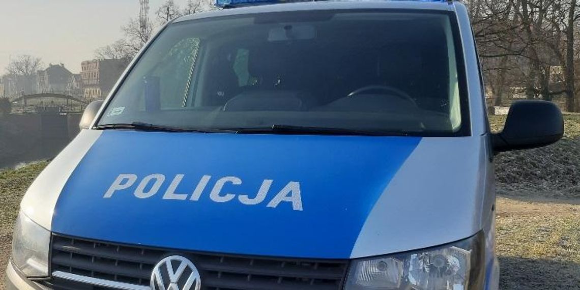 Nie było wolnej karetki. Starszy mężczyzna, który zasłabł, pojechał do szpitala radiowozem Nie było wolnej karetki. Starszy mężczyzna, który zasłabł, pojechał do szpitala radiowozem