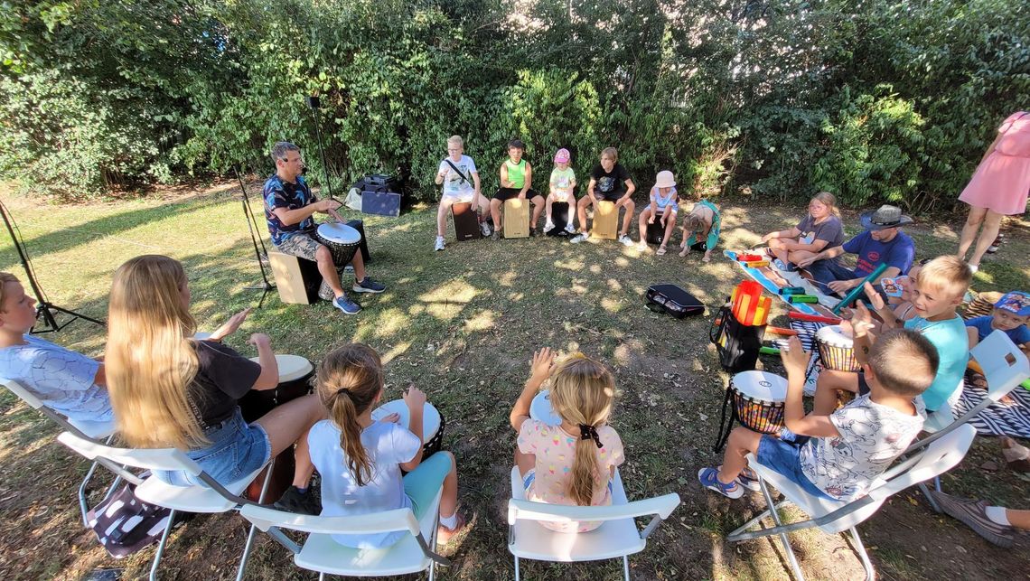 Nie tylko dzieci miały frajdę z warsztatów bębniarskich. Zdjęcia Nie tylko dzieci miały frajdę z warsztatów bębniarskich. Zdjęcia