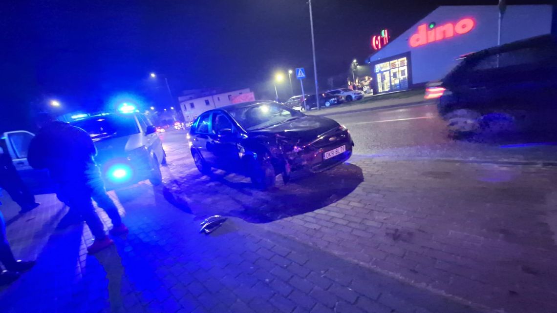 Nie wyhamowała przed przejściem. Zderzenie dwóch Fordów w Kłodnicy