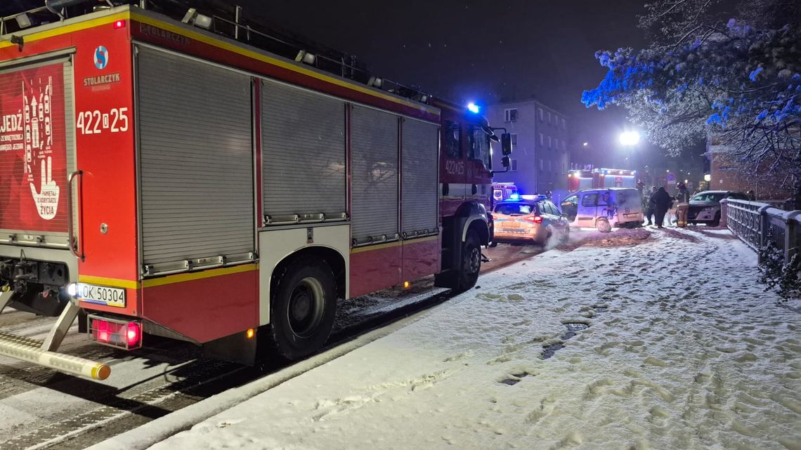Niebezpieczny manewr wyprzedzania na Piastowskiej w Koźlu. Poszkodowana kobieta trafiła do szpitala