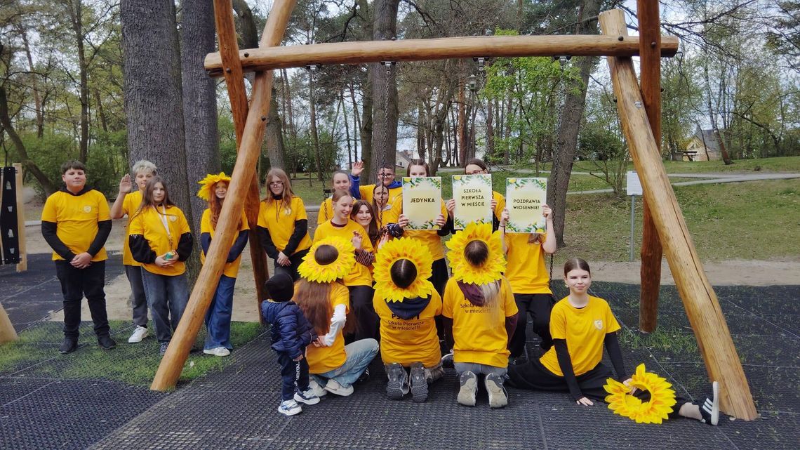 Niecodzienny happening uliczny uczniów z PSP nr 1 w Kędzierzynie-Koźlu. ZDJĘCIA