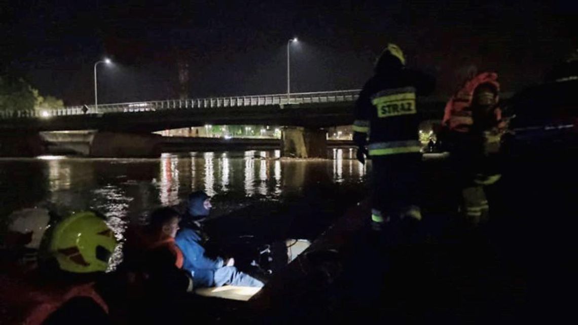 Mężczyzna wydmuchał 2,5 promila alkoholu. Od skoku odwiedli go policjanci
