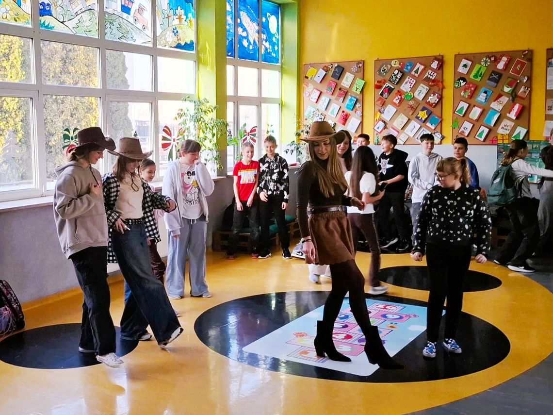 Niepotrzebne im smartfony. Dzieci z PSP nr 12 wolą potańczyć na przerwach. ZDJĘCIA i VIDEO