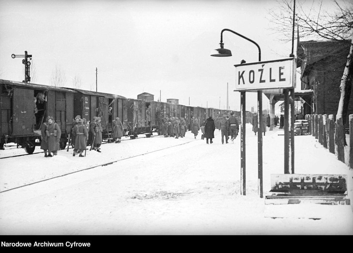 Niesamowite i unikalne zdjęcia dworca kolejowego w Koźlu z 1945 roku