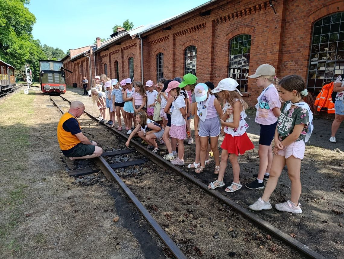 Niezapomniana wycieczka. Dzieci zobaczyły stare lokomotywy i wagony. ZDJĘCIA