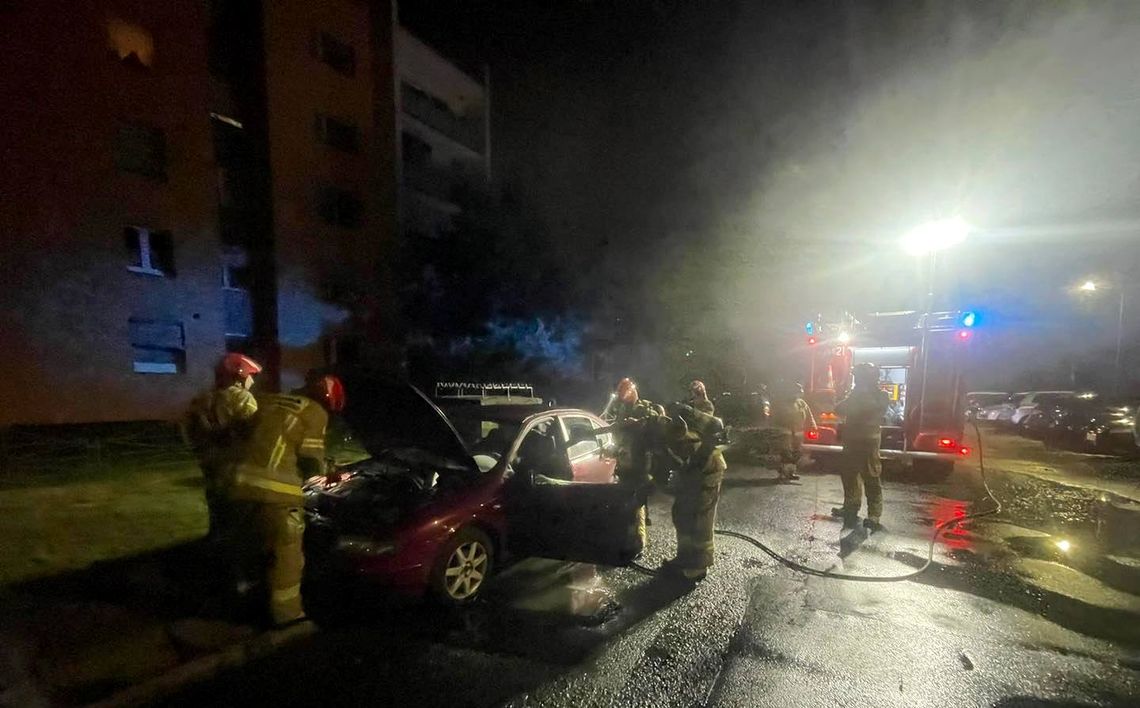 Nocny pożar samochodu osobowego na osiedlu Pogorzelec. ZDJĘCIA