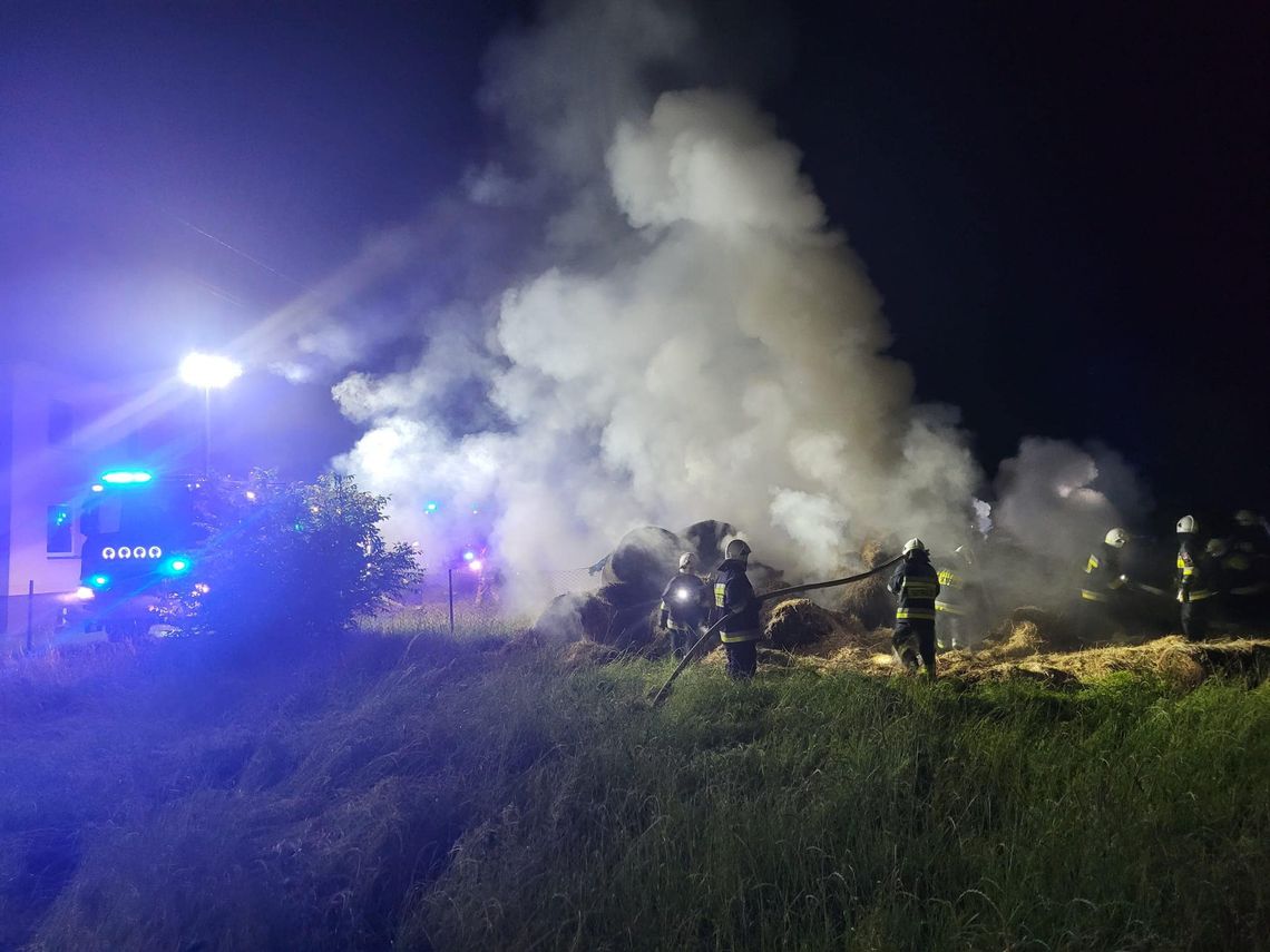 Nocny pożar słomy i siana w Roszowickim Lesie. ZDJĘCIA