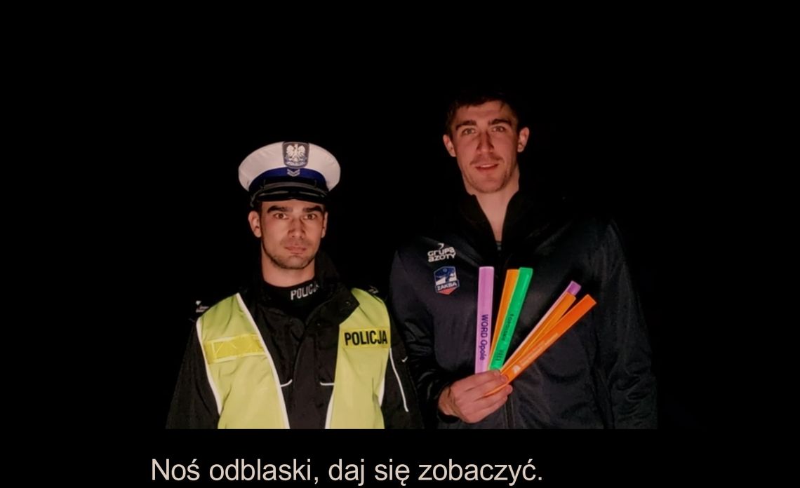 Noś odblaski, daj się zobaczyć. Kolejna wspólna akcja policjantów i siatkarzy