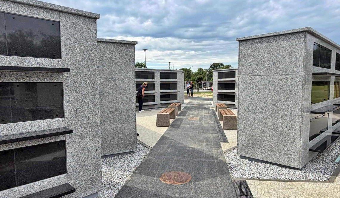 Nowa przestrzeń pamięci na Kuźniczce. Powstało 300 nowych nisz urnowych. ZDJĘCIA Nowa przestrzeń pamięci na Kuźniczce. Powstało 300 nowych nisz urnowych. ZDJĘCIA