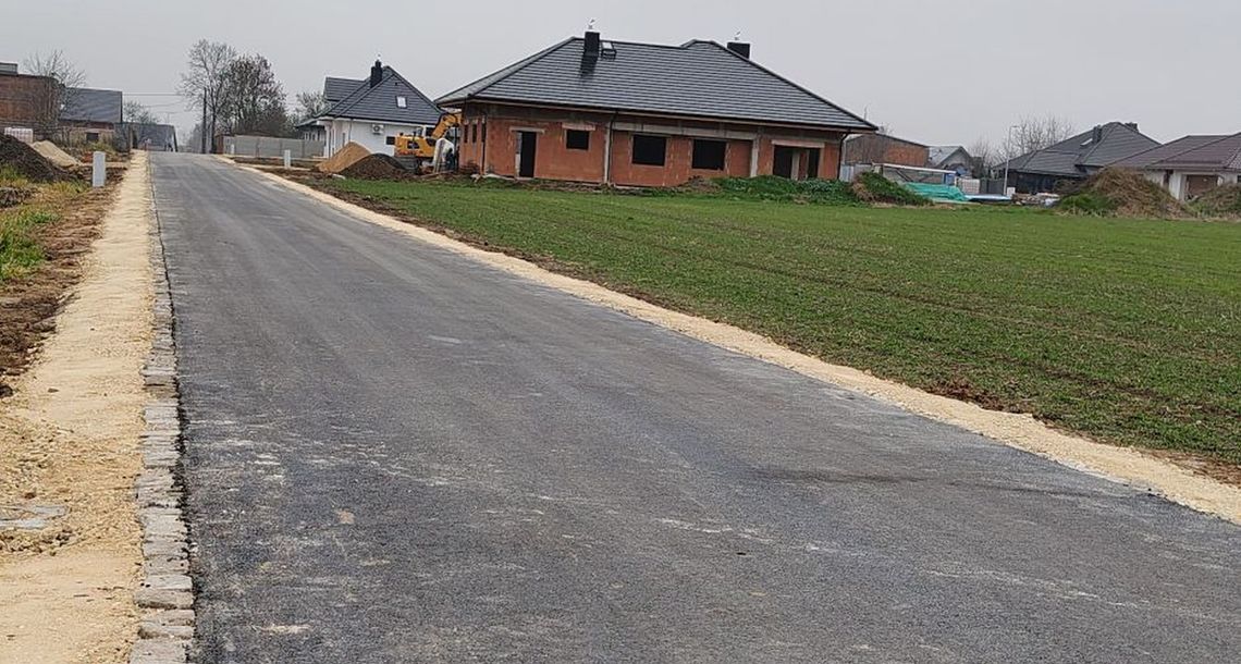 Nowe drogi w Długomiłowicach oddane do użytku. ZDJĘCIA Nowe drogi w Długomiłowicach oddane do użytku. ZDJĘCIA