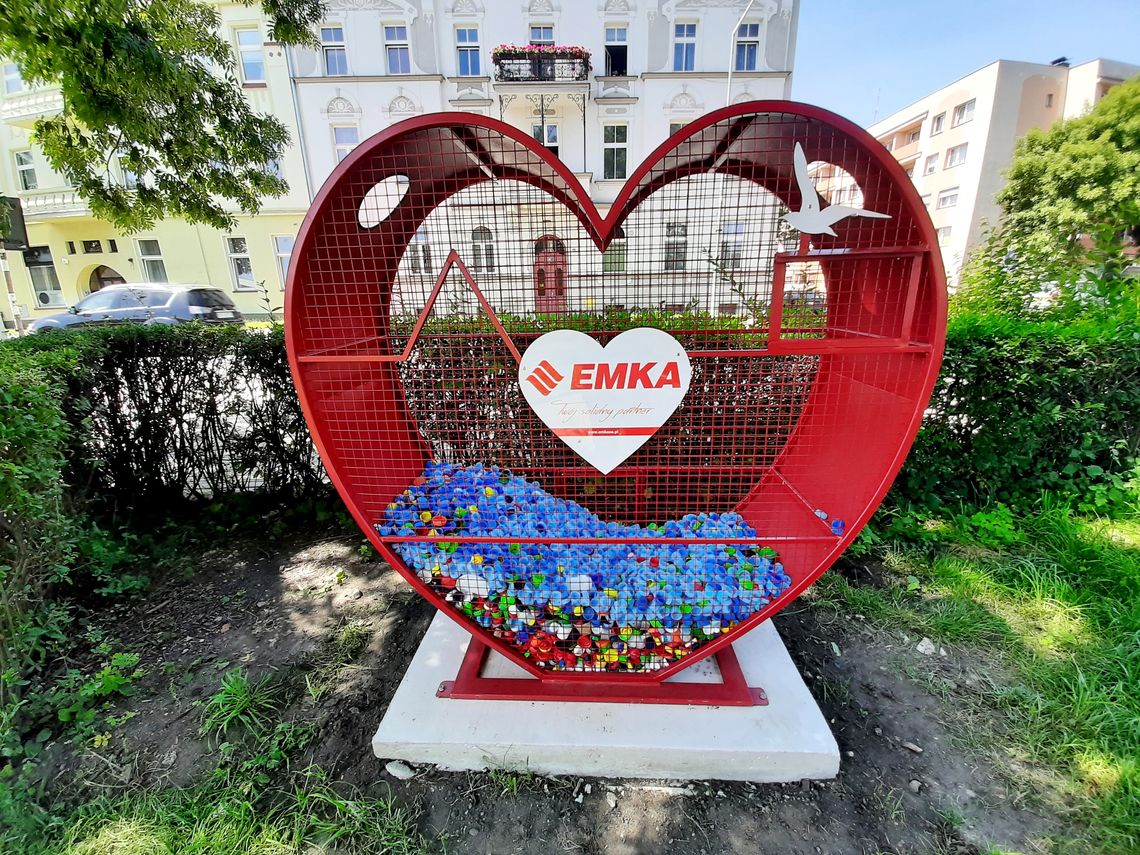 Nowe serce już stoi. Nakrętek przybywa z dnia na dzień. ZDJĘCIA