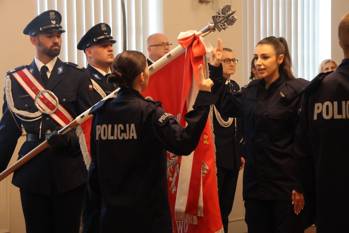 Nowi policjanci trafią także do Kędzierzyna-Koźla. 13 funkcjonariuszy złożyło ślubowanie Nowi policjanci trafią także do Kędzierzyna-Koźla. 13 funkcjonariuszy złożyło ślubowanie