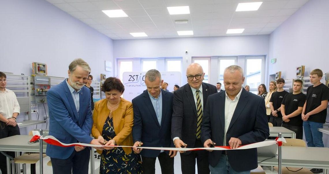Nowoczesna mechatronika w ZSTiO. Powiat, szkoła i Magna inwestują w przyszłość młodych ludzi. ZDJĘCIA Nowoczesna mechatronika w ZSTiO. Powiat, szkoła i Magna inwestują w przyszłość młodych ludzi. ZDJĘCIA