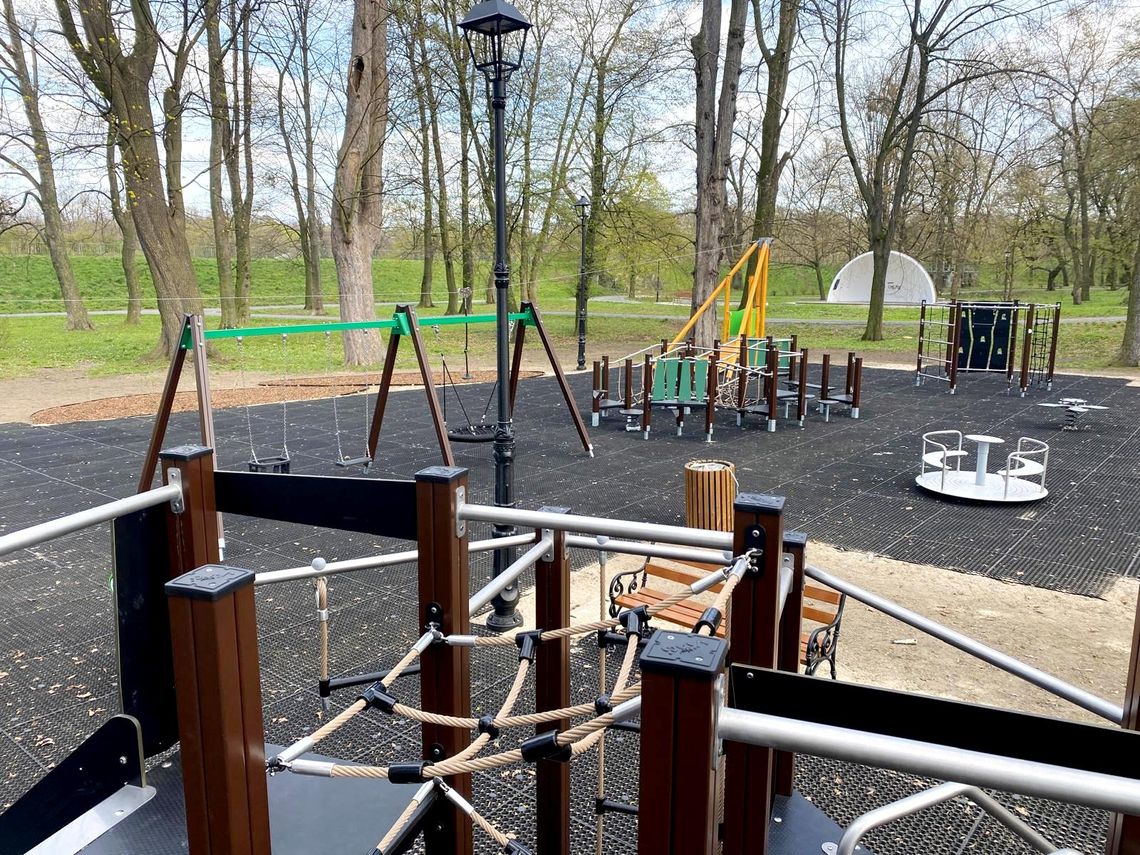 Nowoczesny plac zabaw w zielonej scenerii. ZDJĘCIA
