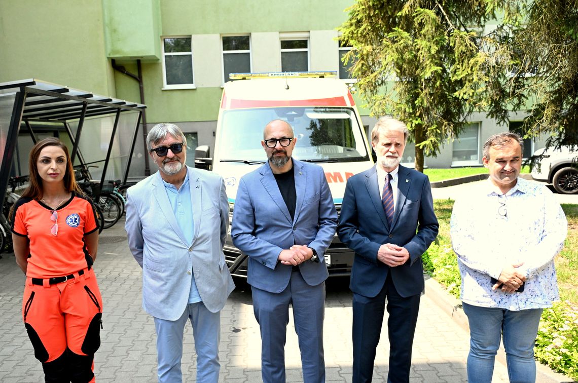 Nowy ambulans dla szpitala w Kędzierzynie-Koźlu. Będzie ratował życie mieszkańców powiatu. ZDJĘCIA Nowy ambulans dla szpitala w Kędzierzynie-Koźlu. Będzie ratował życie mieszkańców powiatu. ZDJĘCIA