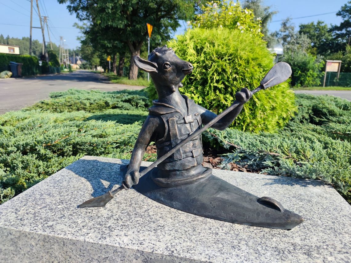 Nowy koziołek kajakarz zacumował na skwerze w Lenartowicach