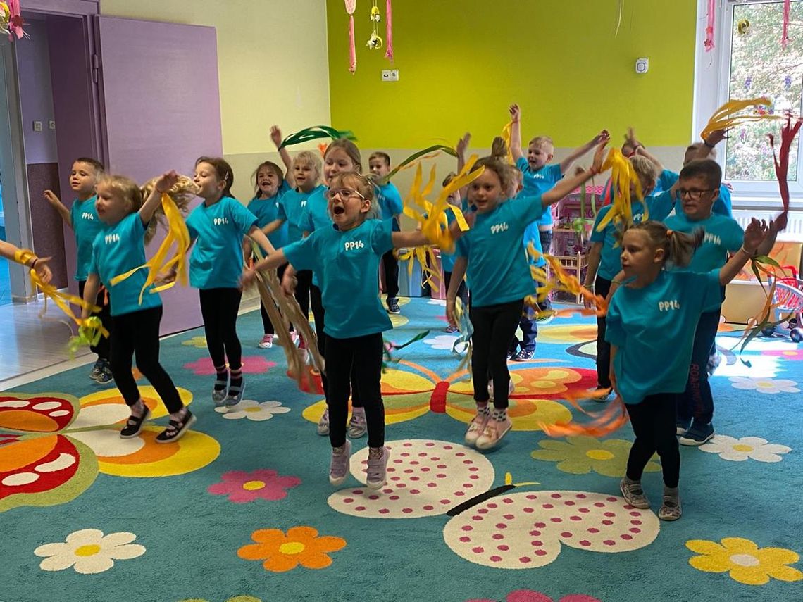 Nowy plac zabaw w przedszkolu i parking dla rodziców Nowy plac zabaw w przedszkolu i parking dla rodziców