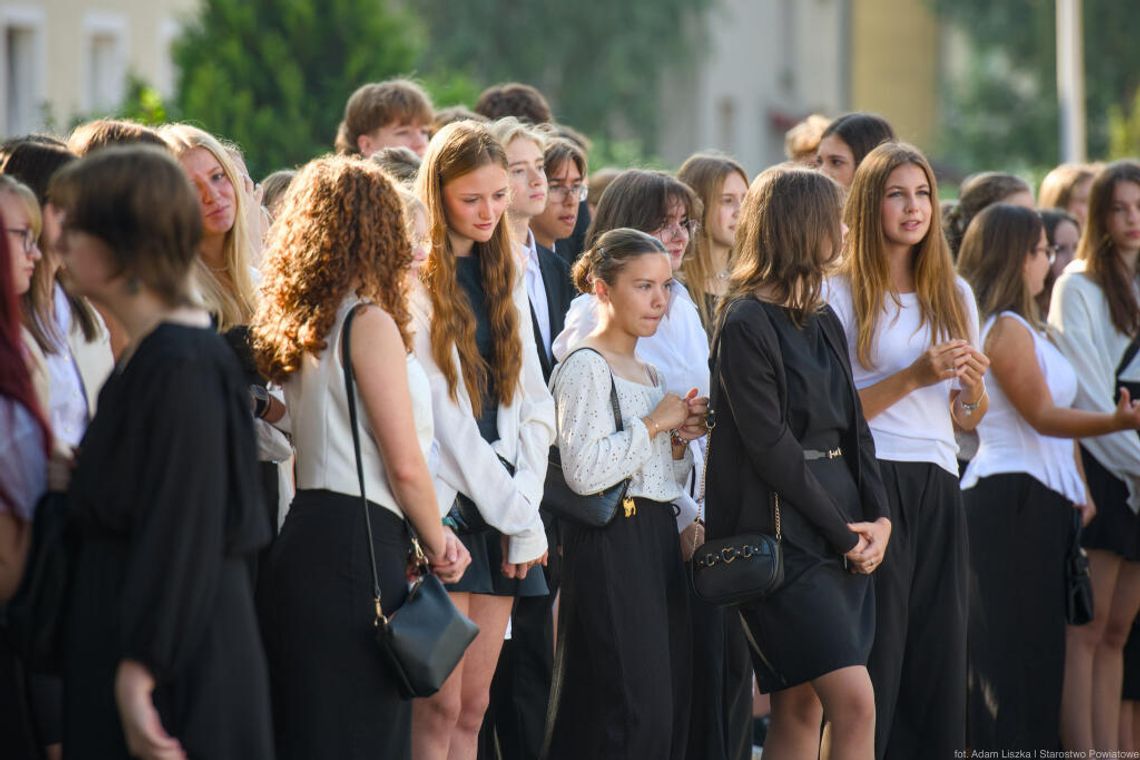 Nowy rok szkolny 2025/2026 rozpoczęty w powiecie kędzierzyńsko-kozielskim. ZDJĘCIA
