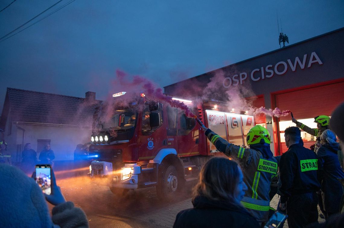 Nowy wóz strażacki przyjechał do remizy OSP w Cisowej