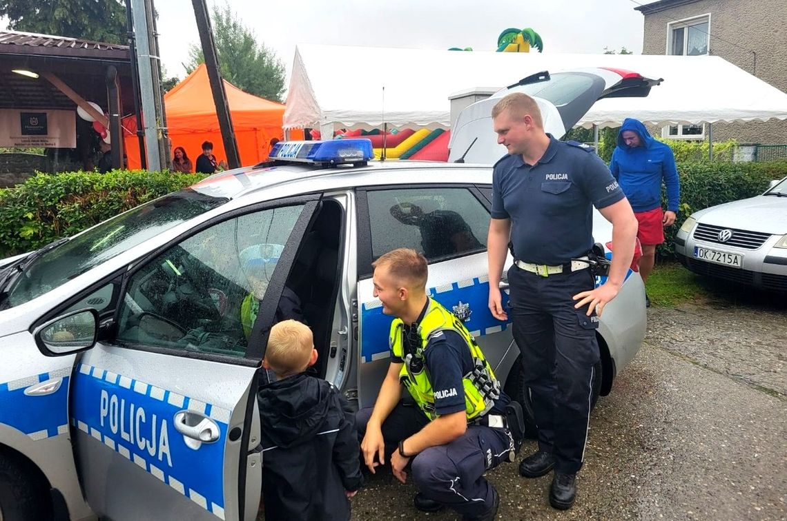 O służbie w Policji i bezpieczeństwie nad wodą podczas festynu rodzinnego O służbie w Policji i bezpieczeństwie nad wodą podczas festynu rodzinnego